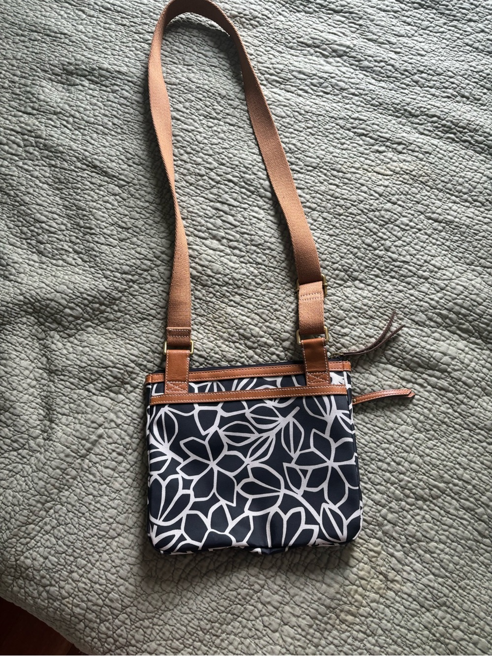 Fossil Eliza Crossbody Purse in Black and White Geometric Flower Pattern - Picture 2 of 6
